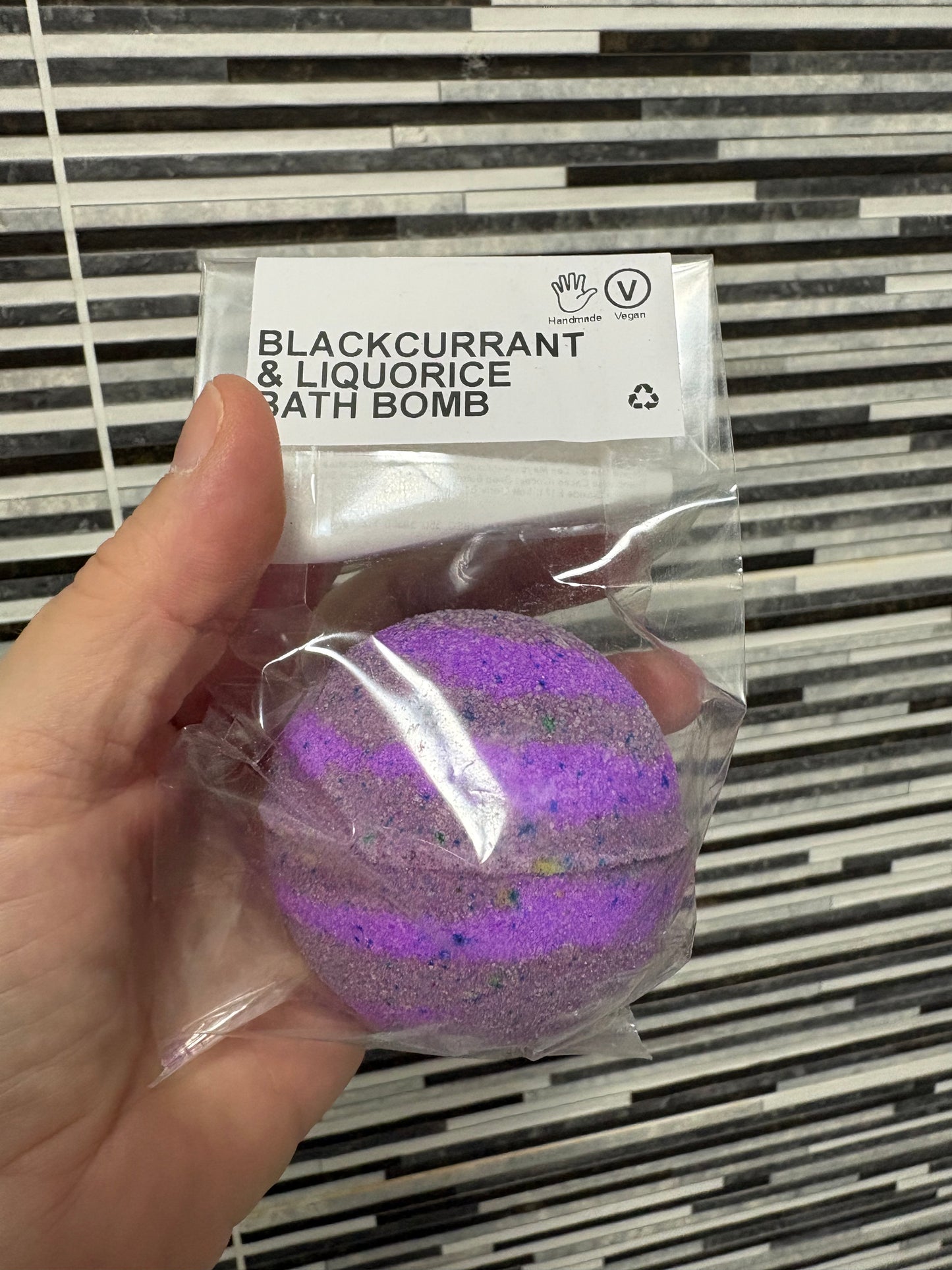 Blackcurrant & Liquorice bath bomb